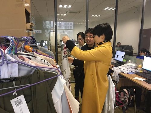 据悉,杭州森帛服饰是一家集设计-生产-销售于一体的面向全球